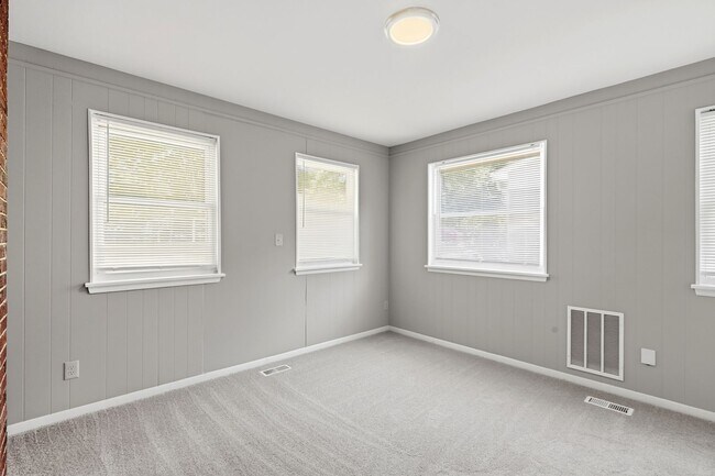 Building Photo - Move-in Ready 3 Bedroom Ranch Home in Eastway Park