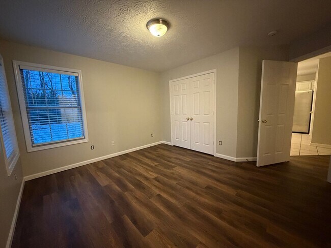 Building Photo - 3 Bedroom Available Now!