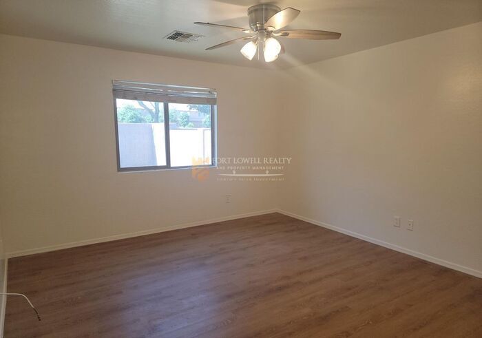 Building Photo - 3133 W Huntington Dr