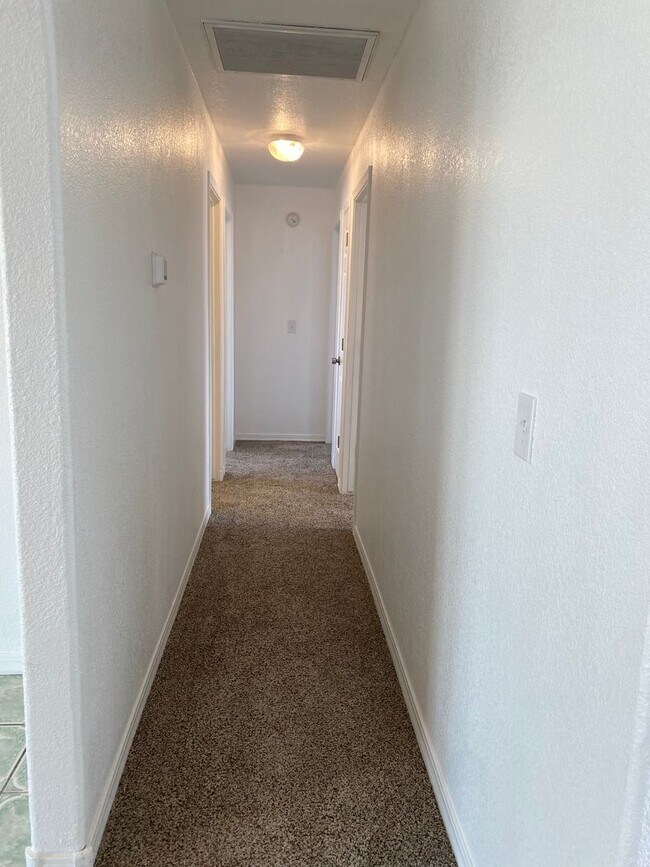Building Photo - Great 3 Bedroom Home in Golden Valley on Pavement!