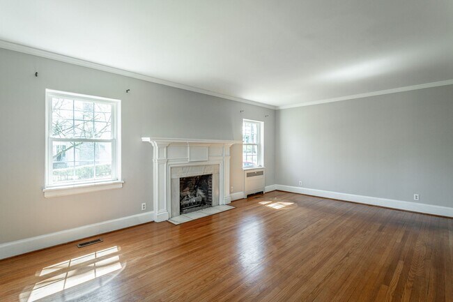Building Photo - 3 Bedroom 2 Bath Classic