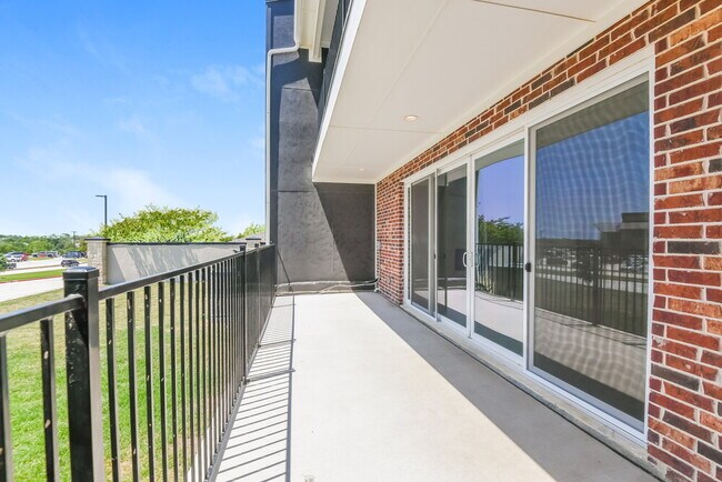 Building Photo - 7173 9th Hole Dr