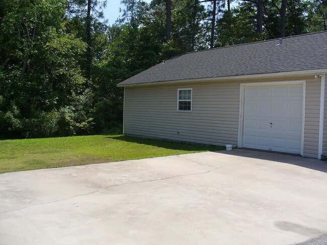 Building Photo - COMING SOON - 1 Bedroom House with Garage on Masonboro Loop