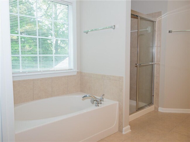 Building Photo - 663 Prada Ct NE