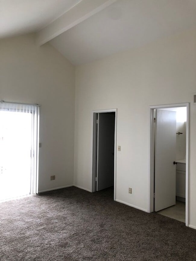 Building Photo - 4 Bed/2.5 Bath  Two Story Home in San Diego