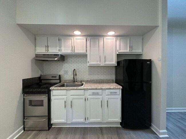 Building Photo - 235 King St