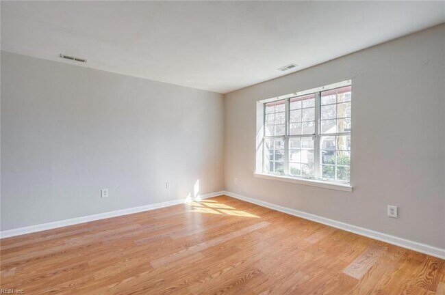 Building Photo - 436 Peregrine St