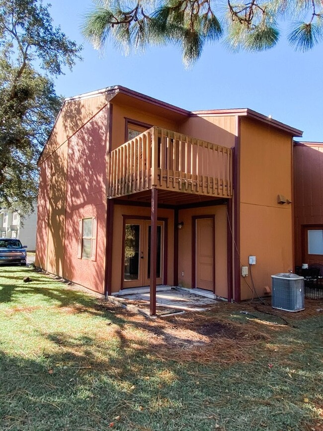 Building Photo - Townhome in Fort Walton Beach!