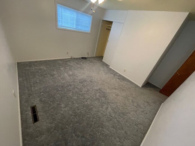 Building Photo - Large 3 bed 2 bath house