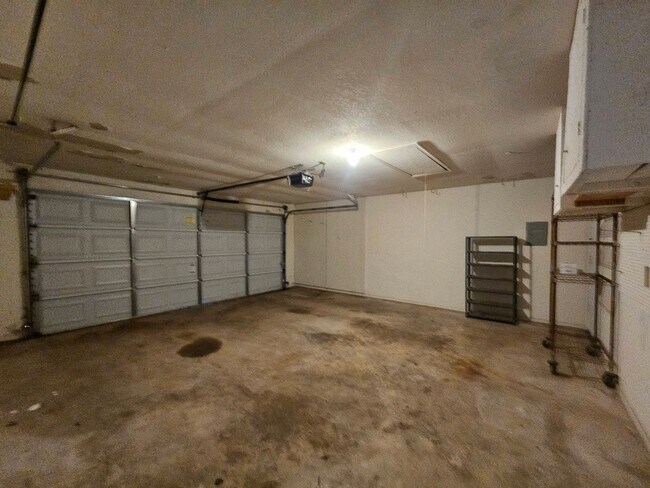 Building Photo - (3) Bed/(2) Bath in West Norman Available NOW! Sm Dog Negotiable.