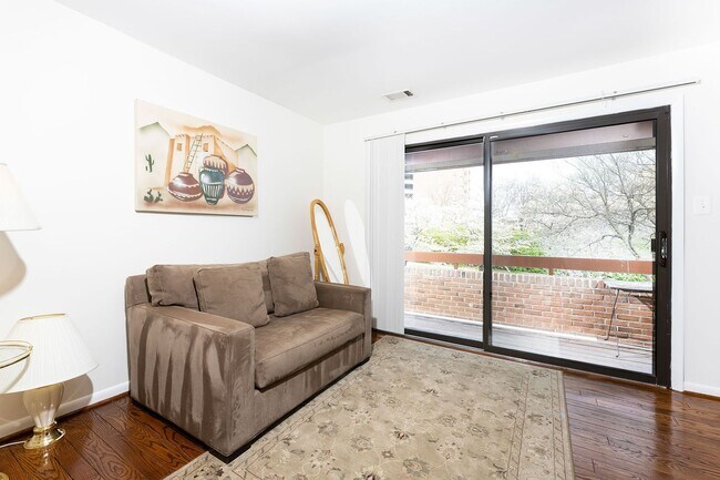 Building Photo - Stunning 4 Bedroom 3 and a Half Bath Bethe...