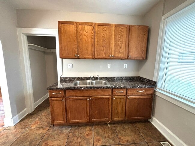 Building Photo - 536 E Jarvis Ave