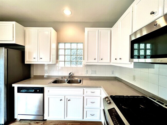 Building Photo - 3731 Main Poplar Dr