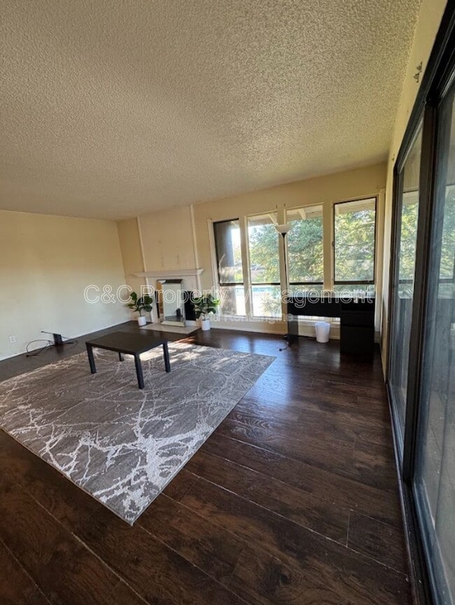 Building Photo - 2420 Shadow Ln