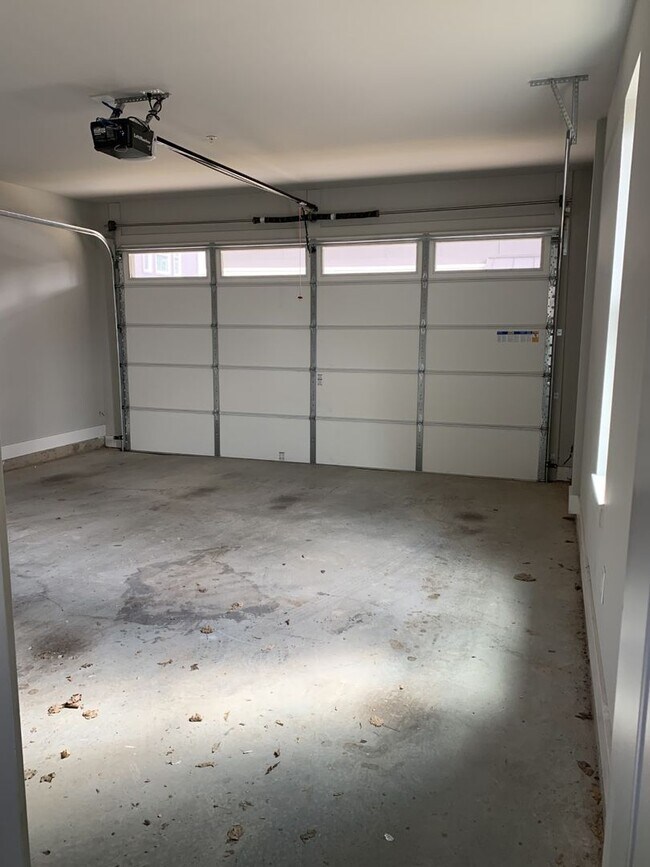 Building Photo - BEAUTIFUL TOWNHOMES IN MIDTOWN