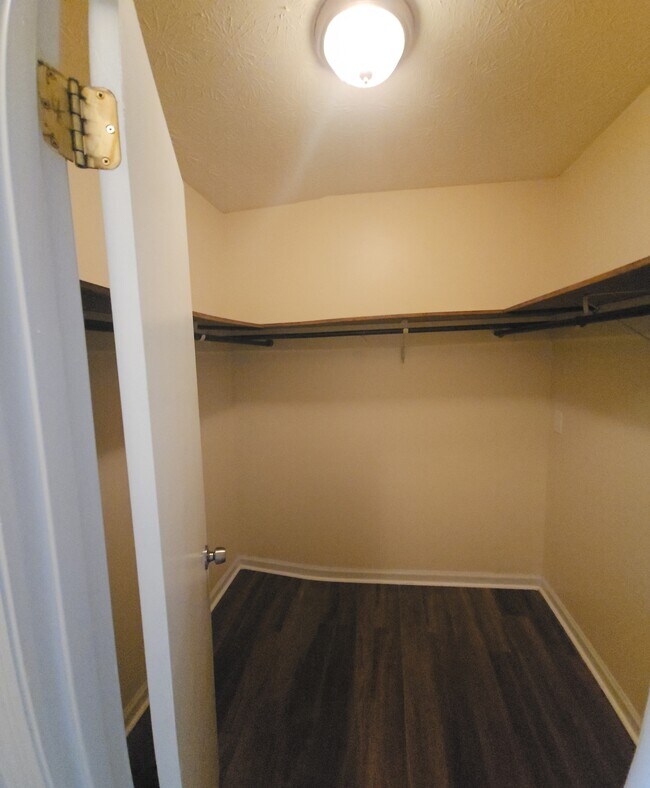 Building Photo - 5727 Lexington Dr