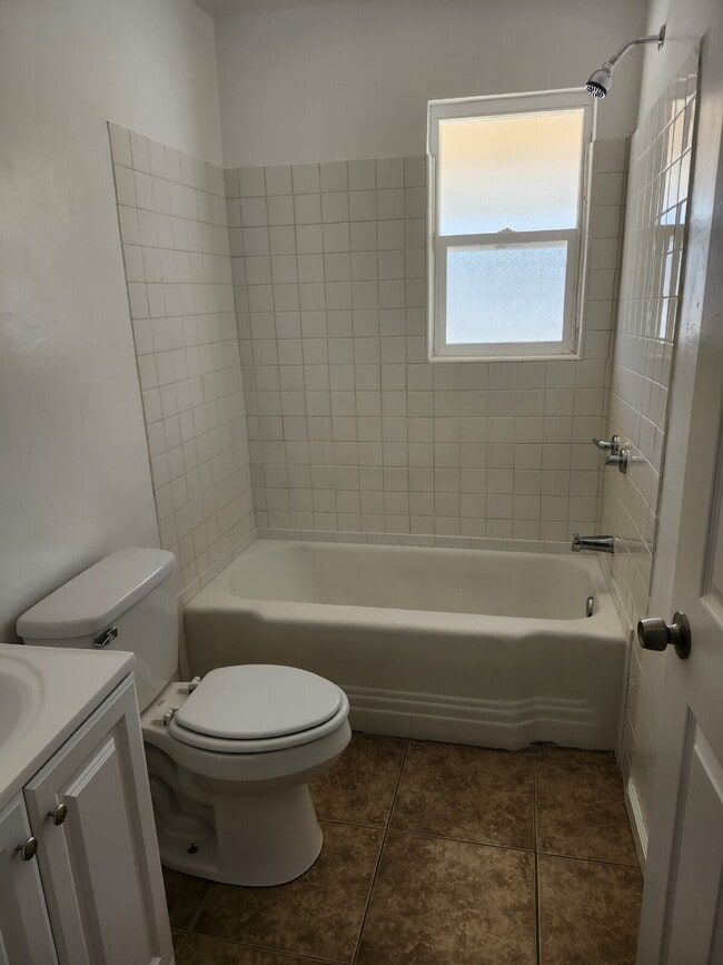 Building Photo - 1 bedroom 1 bath available in Dos Palos, CA.