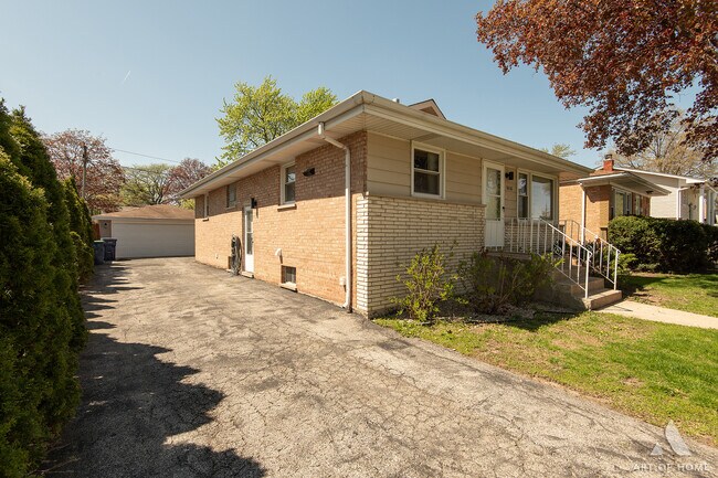 Building Photo - 9416 80th Ct