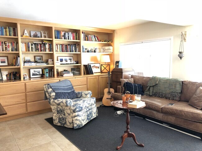 Building Photo - 507 Addison Ave