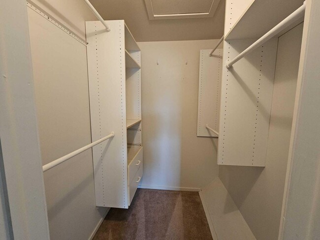 Building Photo - 2011 Vine Way Dr