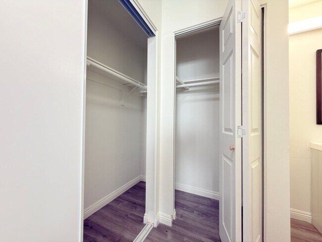 Building Photo - Updated 2Bed/ 2Bath in Canoga Park