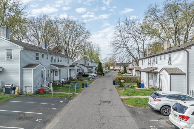 Building Photo - Warminster Heights