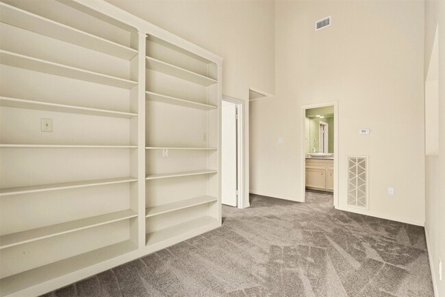 Building Photo - 10125 Valley Forge Dr