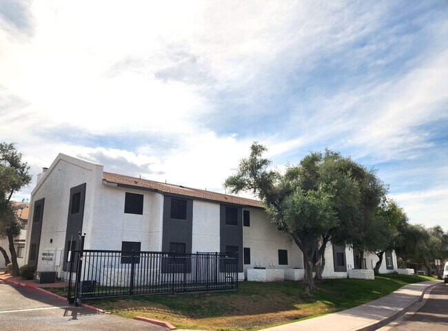 Building Photo - STUNNING TWO BEDROOMS CONDO WITH POOL CALL TODAY