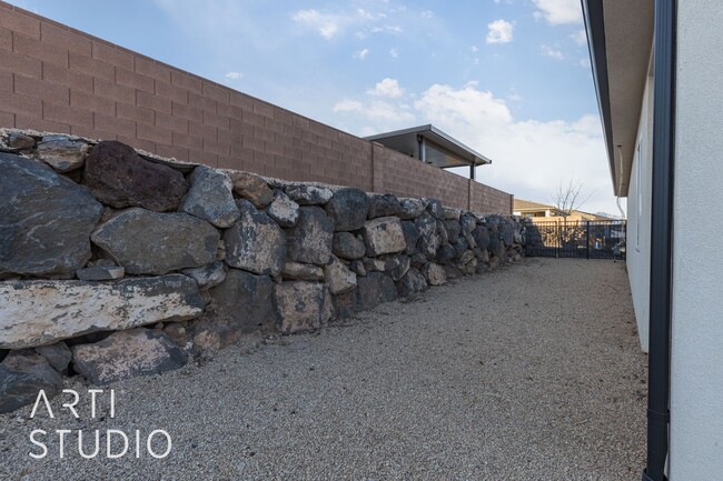 Building Photo - 4-Bedroom, 3-Bathroom Home in Fire Rock De...