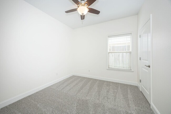 Building Photo - Charming Home Move-in Ready!