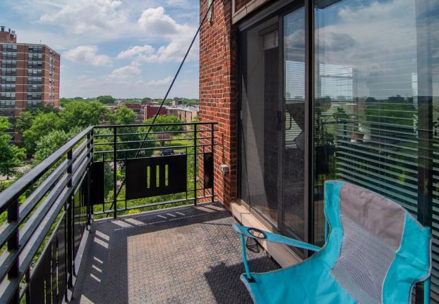 Building Photo - 2 bedroom in CHICAGO IL 60653