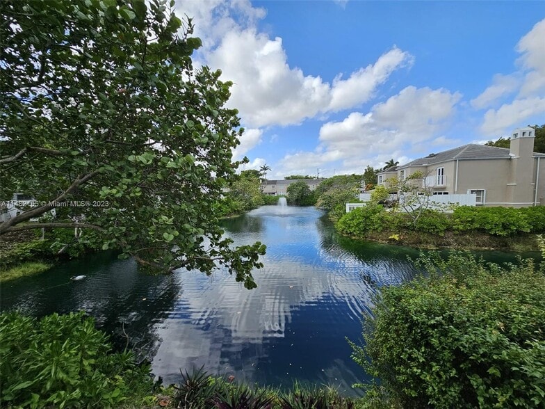 Building Photo - 5570 SW 70th Pl S