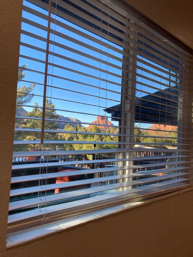 Building Photo - Gorgeous, modern, remodeled, furnished ren...