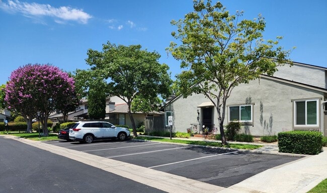 Building Photo - Rarely Available, Single-story, 2Bd 2Ba re...