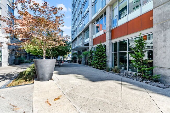 Building Photo - The Civic - 2 bed/2 bath, east facing 16th...