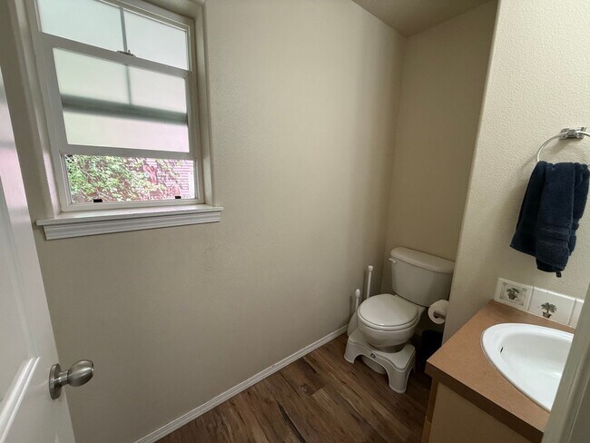 Building Photo - Fantastic 3 Bed/2.5 Bath Single Family Home in SE Bend