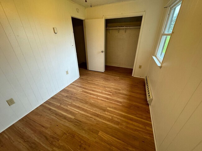 Building Photo - 2 Bedroom Townhome