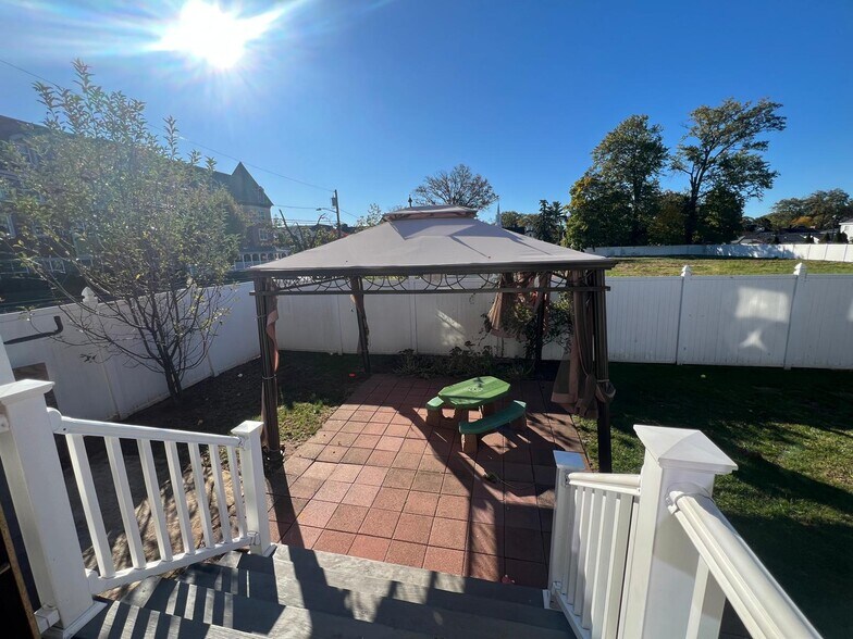 Primary Photo - 1444 Esterbrook Ave