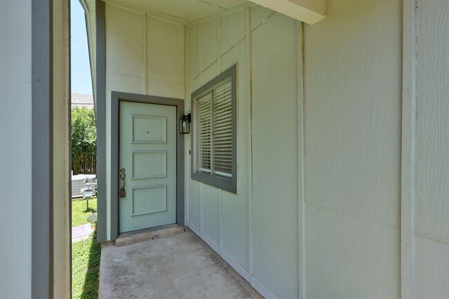 Building Photo - 9445 Singing Quail Dr