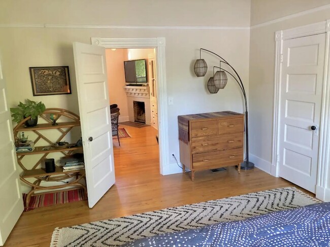 Building Photo - 1608 Bath St