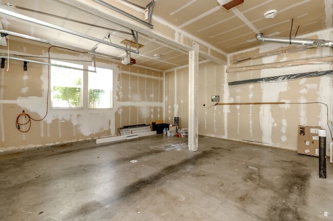Building Photo - Beautiful upgraded 4 bedroom DuPont home with AC and sprinkler system