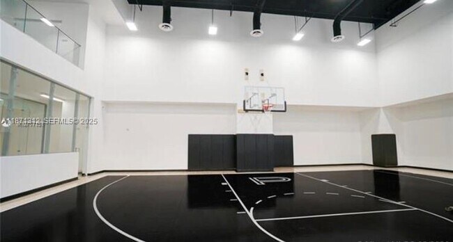 Building Photo - 851 NE 1st Ave