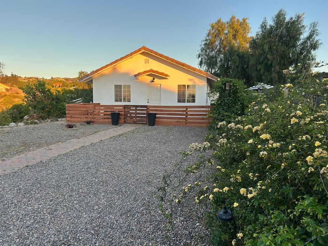 Building Photo - 37645 Vía De Los Arboles