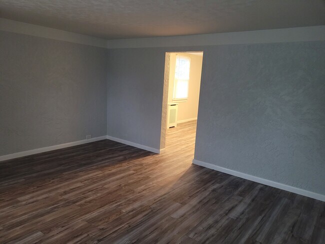 Building Photo - 21 Cook St