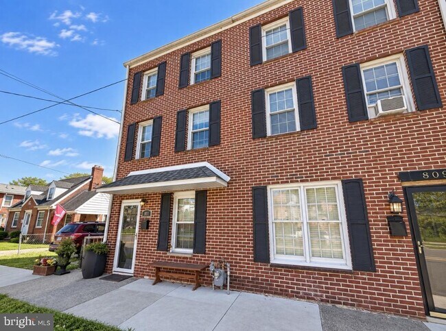 Building Photo - 811 E Hector St