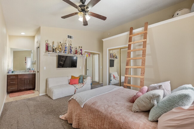 Building Photo - 57731 San Tropeze Dr