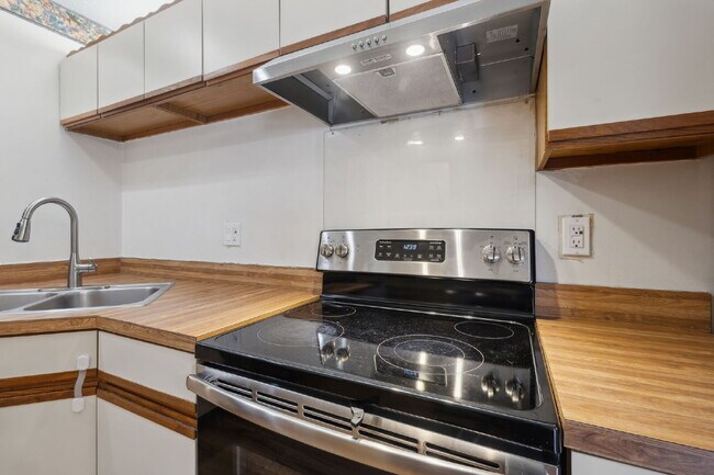 Building Photo - Charming Townhouse Retreat for Rent!