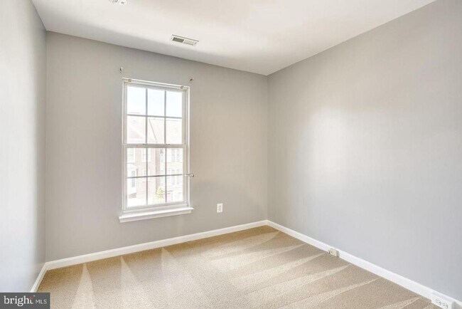 Building Photo - 25242 Dunvegan Square