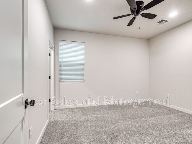 Building Photo - 610 W 2nd St