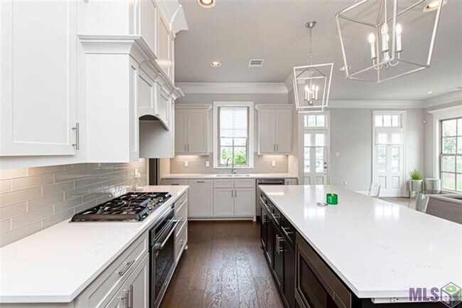 Building Photo - Upscale Townhouse in The Village at Magnol...